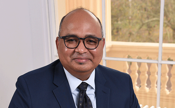 Headshot of Guru Madhavan