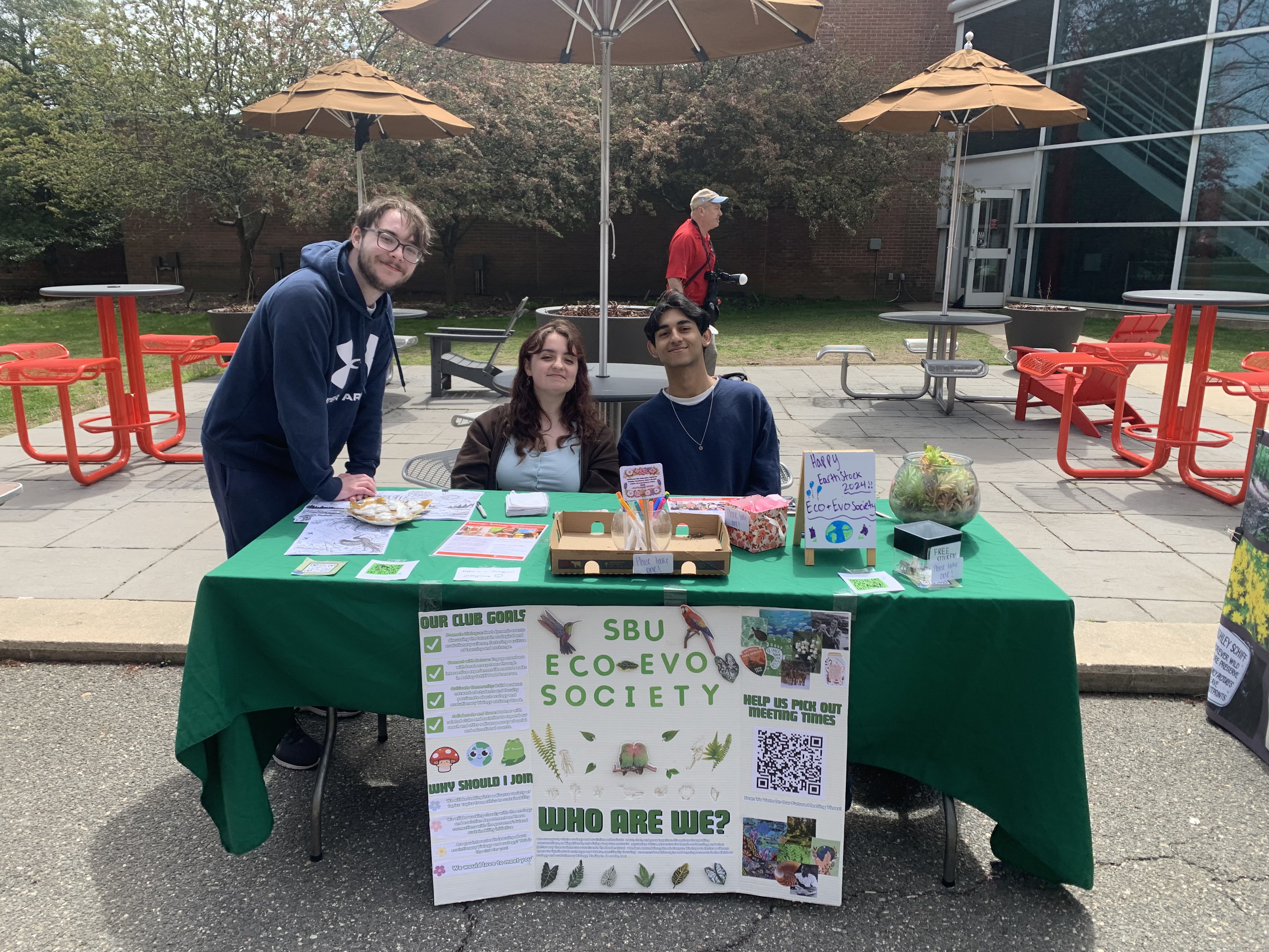 Ecoevo club members tabling