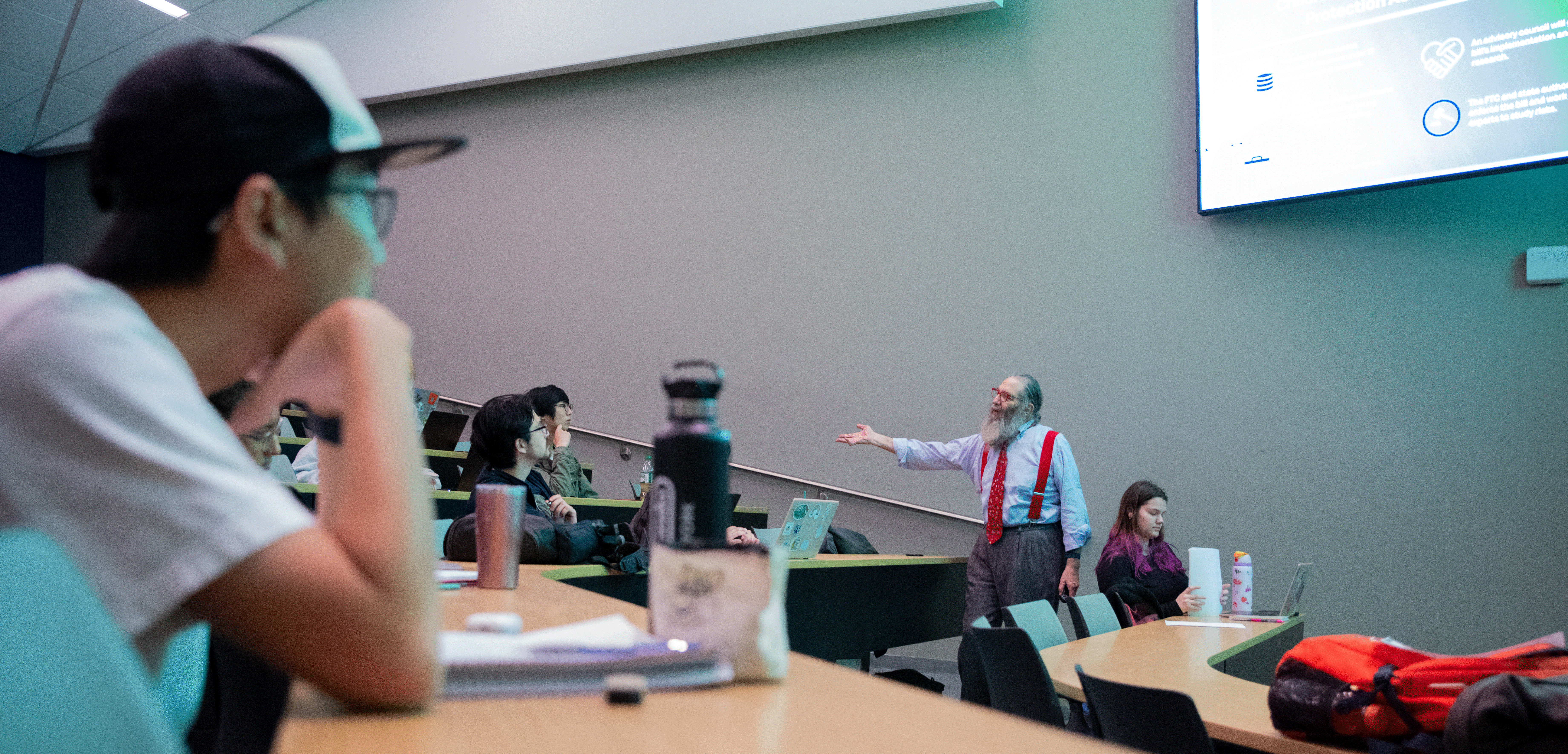 Professor Jonathan Sanders working with studnets in a journalism class at the Javitz Lecture Center at Stony Brook University.